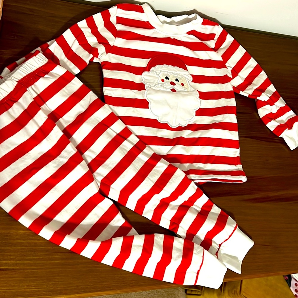 EUC Santa Appliqué Loungewear in unisex size 3T from Dressie Jessie Smocking